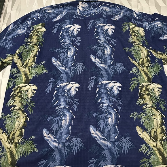 Tommy Bahama’s 100% silk short sleeve button down - Picture 5 of 6